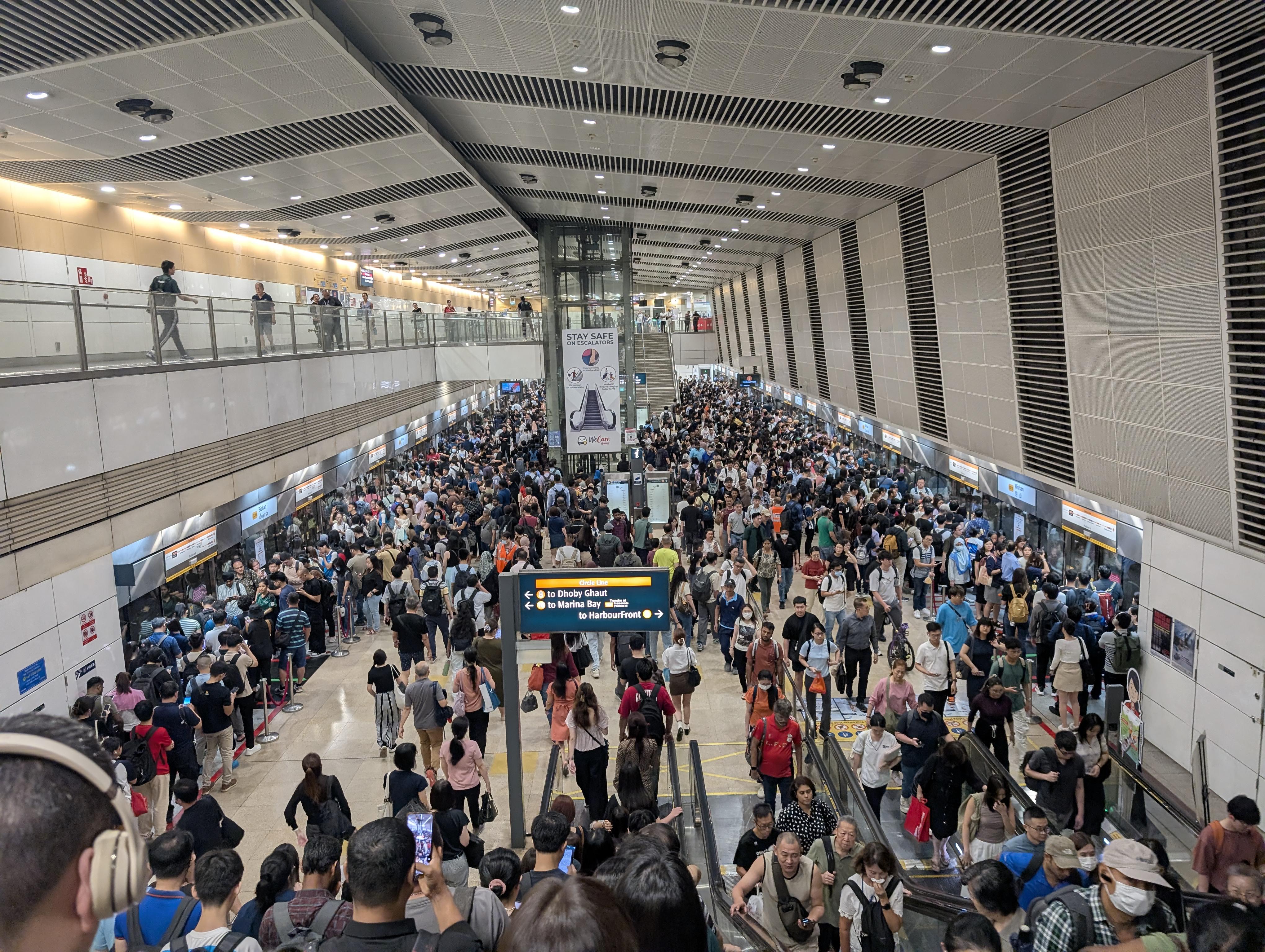 How to Avoid Peak Hour Crowds on Singapore Buses & MRT